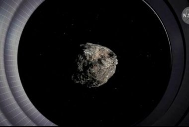 Kadr z filmu NASA, prezentującego proponowany plan przechwycenia przez Ziemian niewielkiej asteroidy. 