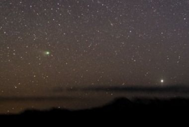 To zdjęcie  komety NEAT wykonał Jimmy Westlake w Kolorado (USA). Jasny obiekt z prawej to Syriusz. Źródło APOD.