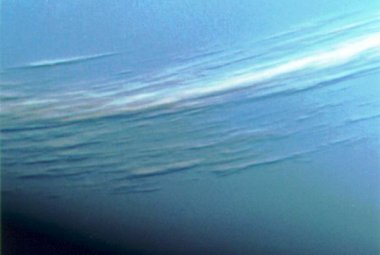 Pasma obłoków sfotografowane podczas przelotu stacji Voyager 2 w pobliżu Neptuna w roku 1989. (NASA)