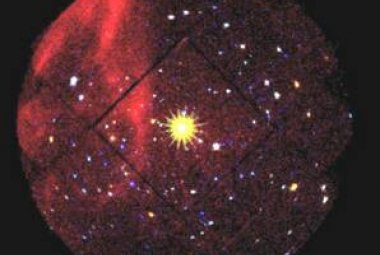 Gwiazda neutronowa 1E1207.4-5209 widoczna jest jako jasny żółtawy obiekt w centrum obrazu, który został zrobiony przez kamerę EPIC (European Photon Imaging Camera) na pokładzie obserwatorium rentgenowskiego XMM-Newton należącego do Europejskiej Agencji Kosmicznej (ESA). Obraz jest rezultatem najdłuższych obserwacji wykonanych do tej pory jednego obiektu galaktycznego przez XMM-Newton. Źródło: ESA/CESR 