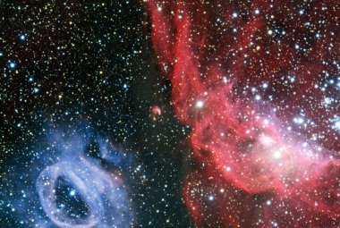 VLT (Very Large Telescope) z ESO (European Southern Observatory) wykonał szczegółową fotografię obszaru formowania się nowych gwiazd w Wielkim Obłoku Magellana – jednej z tzw. galaktyk satelitarnych Drogi Mlecznej. Na powyższym, wyraźnym obrazie widoczne są dwie świecące chmury gazu. NGC 2014 (po prawej) ma kształt nieregularny i czerwoną barwę, podczas gdy jej sąsiadka, NGC 2020, jest okrągła i błękitna. Te nietypowe i całkowicie różne formy zostały wyrzeźbione przez silne wiatry gwiazdowe pochodzące od ba