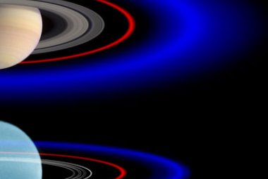 Porównianie niebieskich pierścieni Urana i Saturna.