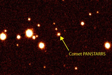 Kometa PANSTARRS będzie wędrować po północnym niebie, przez gwiazdozbiory Ryb i Andromedy, w marcu, tuż po zachodzie Słońca. Źródło: Roen Kelly