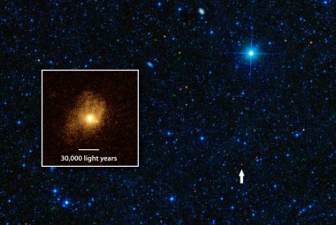 Mała czerwona kropka na tym obrazie to jedna z najefektywniej produkujących gwiazdy galaktyk. Obraz galaktyki pochodzi z kosmicznego teleskopu Wide-field Infrared Survey Explorer należącego do NASA, który jako pierwszy ją zauważył. Źródło: NASA/JPL-Caltech/STScI/IRAM