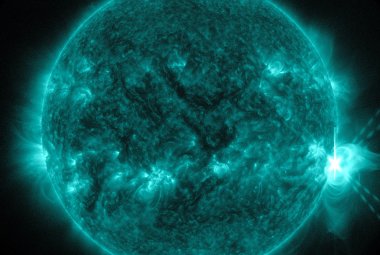 Obraz rozbłysku słonecznego klasy X pokazuje światło o długości fali 131 angstremów.  Na fali o tej długości dobrze widać materię o wysokiej temperaturze występującą w rozbłyskach słonecznych.  Zazwyczaj obserwacje na tej długości fali przedstawiane są za pomocą koloru turkusowego. Źródło: NASA/SDO