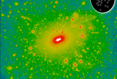 Obraz przedstawia przewidywany rozkład ciemnej materii na obszarze około 1 miliona lat świetlnych wokół Drogi Mlecznej. Według tego modelu spodziewana jest duża liczba małych zgęstek ciemnej materii zwanych halo. Na rysunku w tej skali dysk Drogi Mlecznej znajduje się w białym obszarze w centrum. Do tej pory nie było obserwacyjnego dowodu, że ciemna materia układa się w taki sposób, co wprowadzało duży niepokój wśród badaczy. Obserwacje ultra-słabej galaktyki Segue 2 (zbliżenie, po prawej u góry), pokazały 