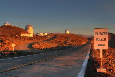 Obserwatorium astronomiczne w Las Campanas w Chile. fot. Krzysztof Ulaczyk, lic. CC BY-SA 3.0, Wikimedia Commons 