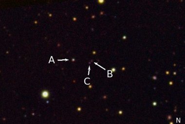Zdjęcie w podczerwieni ukazuje potrójny układ kwazarowy QQQ J1519+0627. Zostało ono wykonane przy pomocy 3.5 – metrowego teleskopu aperturowego z Calar Alto Observatory z Andaluzji na południu Hiszpanii. Kwazary są znaczone literami A, B, i C. Źródło: Emanuele Paolo Farina 