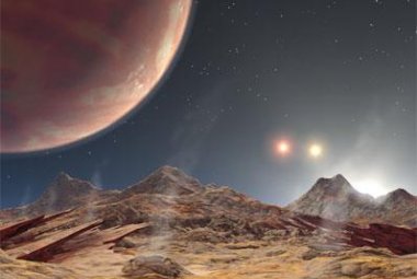 Ilustracja ta ukazuje wizję artystyczną trzech słońc oraz nowoodkrytej planety-giganta widzianych z  powierzchni hipotetycznego księżyca okrążającego tę planetę. Duże, żółte słońce jest już w połowie pod horyzontem, lecz pozostałe (czerwone i pomarańczowe) nadal są widoczne na niebie. Źródło: Caltech.