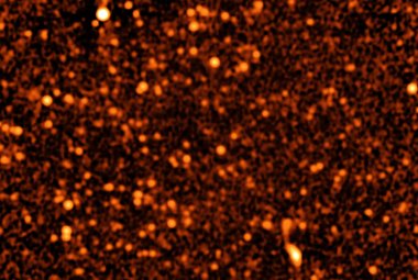 Obraz VLA ukazujący zaledwie mały wycinek przestrzeni pozagalaktycznej, na którym zidentyfikowano około 2.000 obiektów. Wycinek stanowi zaledwie jedną milionową część całego nieba. (Źródło: Condon, et al., NRAO/AUI/NSF)