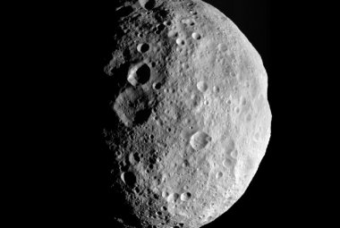To zdjęcie to jedna z ostatnich fotografii Westy wykonanych przez sondę Dawn. Przedstawia biegun północny asteroidy, widoczny w momencie odlotu sondy. Gdy Dawn przybyła tu w roku 2011, obszar ten pokryty był mrokiem. Jednak w ciągu roku biegun asteroidy zwrócił się ku Słońcu, przez co możemy go teraz podziwiać w pełnej krasie. Prawa autorskie: NASA/JPL-Caltech/UCLA/MPS/DLR/IDA