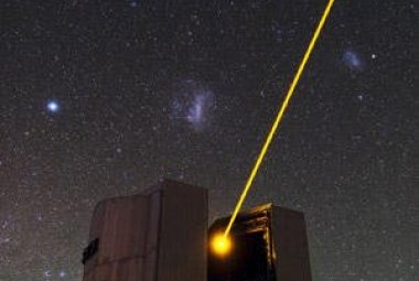  Very Large Telescopes (VLT) oraz Mały i Wielki Obłok Magelana w tle.