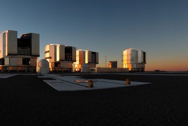 Zespół teleskopówVLT w Obserwatorium ESO Paranal o zachodzie słońca. Źródło: ESO/F. Kamphues.