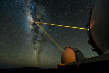 Teleskopy Kecka (Hawaje) i centrum Drogi Mlecznej. (Źródło: ESA/NASA)