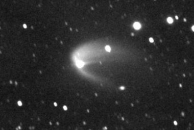Asteroida 596 Scheila zaobserwowana 15 grudnia przez Alexa Gibbsa za pomocą 1.5-metrowego teleskopu zwierciadlanego na szczycie Mount Lemmon w Arizonie. Zdjęcie jest złożeniem trzydziestu 20-sekundowych ekspozycji. Kierunek północ jest u góry, a pole ma szerokość 6 minut łuku. Źródło: Catalina Sky Survey
