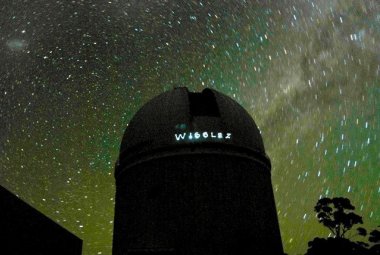 Zdjęcie Anglo_Australian Telescope w Nowej Południowej Walii w czasie obserwacji w ramach projektu WiggleZ. Źródło: NASA/JPL-Caltech, Barnaby Norris, Emily Wisnioski, Sarah Brough, Michael Drinkwater, David Woods