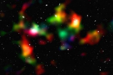 Rekonstrukcja rozkładu ciemnej materii w polu obserwowanym przez Teleskop Hubble'a na podstawie obserwcji soczewkowania grawitacyjnego. Kolory pokazują skupiska masy (niebieskie - bliższe, czerwone - położone dalej). Źródło: NASA / ESA / P. Simon / T. Schrabback 