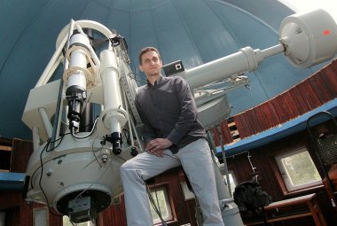 Dr Gracjan Maciejewski jest absolwentem UMK, na toruńskiej Uczelni obronił także doktorat poświęcony badaniom gromad otwartych gwiazd. Od 2007 roku jest pracownikiem Centrum Astronomii UMK. W latach 2009-2010 odbył staż naukowy w Instytucie Astrofizycznym Uniwersytetu F.Schillera w Jenie (Niemcy). Jego zainteresowania badawcze skupiają się głównie na tranzytujących planetach w pozasłonecznych układach planetarnych, a także na gromadach gwiazd i gwiazdach zmiennych. (fot.A.Romański)