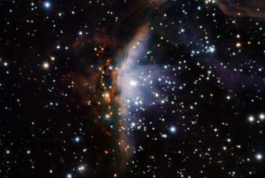 Gum 19 to region narodzin gwiazd w gwiazdozbiorze Żagla. Powyższy obraz to efekt połączenia zdjęć uzyskanych teleskopem NTT w Chile na trzech różnych długościach fal w zakresie podczerwonym. Przedstawiony obszar ma rozmiar kątowy 4,7 minuty łuku. Kliknij na miniaturę, żeby zobaczyć obraz o lepszej jakości. Źródło: ESO
