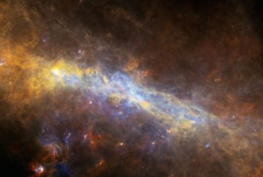 Dzięki danym z satelity Herschel astronomowie odkryli, że pierścień w centrum naszej Galaktyki jest z niewidomych przyczyn skręcony. Źródło: ESA/NASA/JPL-Caltech