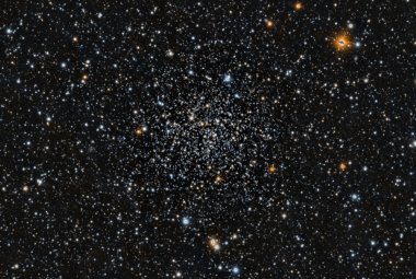  NGC 6791 jest jednym z najwspanialszych obiektów głębokiego nieba w Lirze. Gromada jest domem dla prawie 400 "słońc" i znajduje się blisko 13300 lat świetlnych od nas. Źródło: PanSTARRS DR1/Aladin Sky Atlas