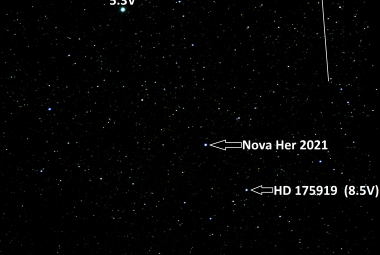 W dniu 12 czerwca odkryto gwiazdę nową w gwiazdozbiorze Herkulesa – Nova Her 2021. Po Nova Cas 2021 jest to już druga w tym roku nowa widoczna gołym okiem na naszym niebie, ponieważ choć przez parę godzin osiągnęła jasność wizualną ~6 mag. Jej jasność bardzo szybko spada (~1 mag na dobę) i wieczorem 15 czerwca już jest tylko ~9.4 mag. Aktualnie w widmie dominują przepiękne prostokątne profile emisyjne linii wodoru. Spieszmy się, by jeszcze ją zobaczyć lub sfotografować.  Odkryta 12 czerwca 2021 roku gwiazda