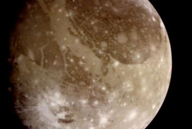 Na ilustracji: Sonda Galileo również przesłała na Ziemię kolorowe zdjęcie Ganimedesa. Źródło: NASA/JPL