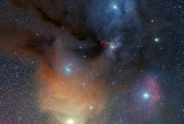 Fotografia obłoków Rho Ophiuchi wykonana w Obserwatorium Paranal powstała po złożeniu trzech obrazów w filtrach : B, V i R. To właśnie w tym obszarze formowania gwiazd wykryto nadtlenek wodoru (czerwone kóleczko). Źródło ESO/S.Guisard