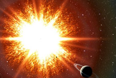   Wizja artysty przedstawiająca eksplozję supernowej, która za chwilę unicestwi planetę podobną do Saturna. Najnowsze badania astronomów pokazują, że eksplozja supernowej typu Ia może być opóźniona w wyniku rotacji białego karła. Źródło: David A. Aguilar (CfA)