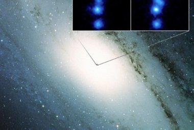 Większe zdjęcie przedstawia optyczny obraz Galaktyki w Andromedzie (M31) pochodzący z przeglądu Digitized Sky Survey. Mniejsze zdjęcia ukazują mały region wokół centrum Andromedy widziany z teleskopu Chandra. Zdjęcie po lewej przedstawia sumaryczne obserwacje otrzymane z Chandry przed styczniem 2006 roku, zaś po prawej od stycznia 2006 roku. Przed 2006 rokiem widoczne są trzy źródła rentgenowskie. Po 2006 roku pojawia się czwarte źródło zwane M31* (na prawo w dół od środka zdjęcia). Nowe źródło jest zasilan