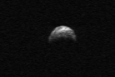 Radarowy obraz asteroidy 2005 YU55. Rozdzielczość 7,5 metra na piksel. Źródło: Obserwatorium Arecibo