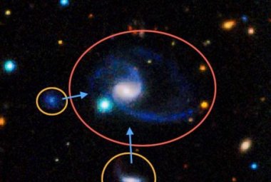 Zdjęcie przedstawia jedno z dwóch układów “idealnie podobnych”  do układu Drogi Mlecznej znalezionych w przeglądzie. Większa galaktyka, oznaczona jako GAMA202627 jest podobna do Drogi Mlecznej. Jej towarzysze znajdują się w lewej dolnej części zdjęcia. Na ilustracji bardziej niebieskie obszary wskazują gorętsze, młodsze gwiazdy takie ja te, które znajdują się w naszej Galaktyce. Źródło: Aaron Robotham, ICRAR