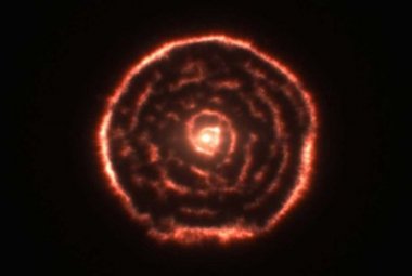 Nowe obrazy z ALMY - przekroje przez dane z różnych częstotliwości obserwacyjnych. Widoczna jest otoczka wokół gwiazdy - tu widoczna jako kołowy pierścień, oraz wyraźna struktura spiralna w bardziej wewnętrznej materii położonej blisko gwiazdy. Źródło: ALMA (ESO/NAOJ/NRAO), L. Calçada