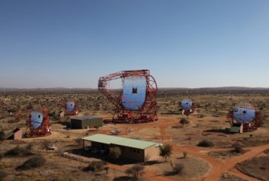  Widok na cztery 12-metrowe teleskopy i piąty, nowy 28-metrowy teleskop Obserwatorium H.E.S.S.II w Namibii (Afryka, Wyżyna Khomas). Źródło: H.E.S.S. Collaboration, Clementina Medina
