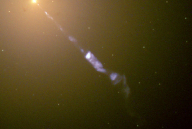 Zdjęcie galaktyki M87 z widocznym jetem wyrzucanym przez czarną dziurę znajdującą się w centrum galaktyki Źródło: NASA, Hubble Heritage Team STScI/AURA