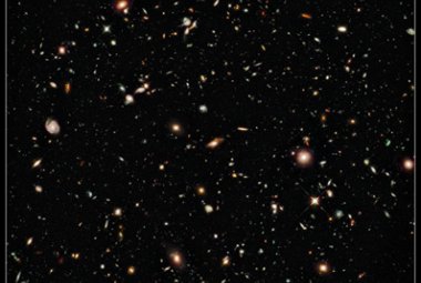 Obraz z Teleskopu Kosmicznego Hubble'a wykonany nową kamerą zamontowaną w maju. Galaktyki widoczne na tym zdjęciu widzimy takimi, jakie były 13.1 miliarda lat temu. Źródło: NASA/ESA/Space Telescope Science Institute 