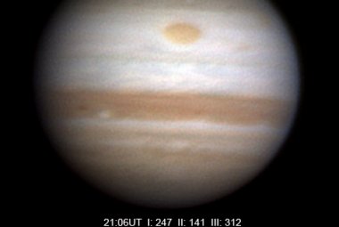 Zdjęcie wykonane 13  maja 2010 r. przez astronoma-amatora Christophera Go z Cebu z Filipin przedstawiające tarczę Jowisza bez Południowego Pasa Równikowego. Południe jest u góry obrazka. Źródło: Christopher Go 