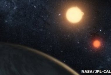 Wizja artystyczna wschodu gwóch gwiazd nad obiegającą je planetą. Źródło: ESA