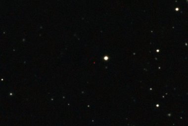 Najdalszy znany kwazar - ULAS J1120+0641. Kwazar to czerwona kropka w pobliżu centrum obrazka. Obraz to kompozycja zdjęć z Liverpool Telescope i United Kingdom Infrared Telescope. Kwazar leży w konstelacji Lwa, kilka stopni od galaktyki Messier 66. Źródło: Liverpool Telescope / United Kingdom Infrared Telescope