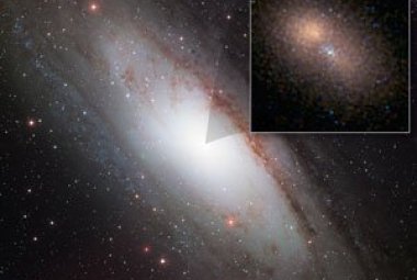 Zbliżenie jądra galaktyki Andromedy w obiektywie Kosmicznego Teleskopu Hubbe'a. Struktura sprawiająca wrażenie podwójnego jądra to w rzeczywistości najprawdopodobniej silnie rozciągnięty dysk złożony z gwiazd. Niebieska smuga pomiędzy dwiema "częściami" tego dysku to pierścień młodych gwiazd okrążających supermasywną czarną dziurę w samym sercu galaktyki. Źródło: HST /KPNO / Tod R. Lauer