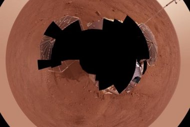 Panorama Marsa. Obraz powstał z połączenia ponad 400 zdjęć wykonanych w ciągu kilku pierwszych tygodni po wylądowaniu Phoenixa . Współrzędne lądownika: 68,22o szerokości północnej, 234,25o długości wschodniej. Południe na górze zdjęcia. W dolnej części widoczne ślady po pobranych próbkach. Z prawej maszt meteorologiczny. Źródło: NASA/JPL-Caltech/University Arizona/Texas A&M University