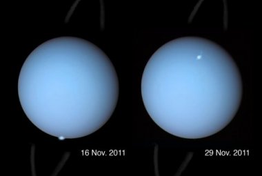  „Złożenie trzech obrazów: tarczy Urana widzianej w świetle widzialnym z pokładu Voyagera 2 w roku 1986, pierścieni zaobserwowanych w świetle podczerwonym przez Gemini Observatory w roku 2011 oraz zórz na Uranie obserwowanych w listopadzie 2011 roku (białe plamki). Źródło:  Laurent Lamy (Observatoire de Paris)
