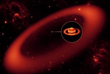 Artystyczna wizja pokazuje ledwo widoczny pierścień wokół Saturna – to największy pierścień Saturna odkryty przez Kosmiczny Teleskop Spitzera. Gdybyśmy mogli zobaczyć go na nocnym niebie rozciągałby się wokół planety na szerokość dwu tarcz naszego Księżyca. Źródło: NASA 
