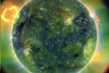 Zdjęcie pełnej tarczy słonecznej wykonane w dalekim ultrafiolecie przez Obserwatorium Dynamiki Słońca 30 marca 2010. To jedno z pierwszych zdjęć z nowego satelity. Sztuczne kolory ukazują obszary o różnych temperaturach gazu. Czerwone są względnie chłodne (60 tys. stopni Celsjusza), zaś niebieskie i zielone są cieplejsze (powyżej miliona stopni). Źródło: NASA