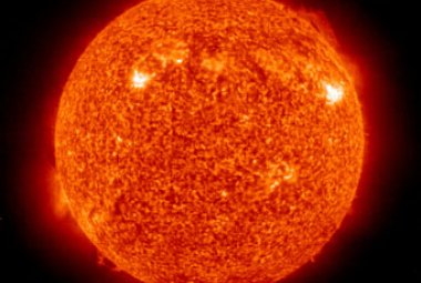 Zdjęcie wykonane za pomocą sondy SOHO 19 marca przedstawia kilka grup plam słonecznych, dwie duże protuberancje i kilka mniejszych. Źródło: SOHO / ESA / NASA