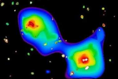 Obraz rentgenowski obszaru w okolicy gromady Abell 3128. Jasna plama po lewej to obłok gorącego gazu w nowo odkrytej, odległej gromadzie. Plama po prawej należy do gromady Abell 3128.
