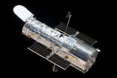  Teleskop Hubble'a widziany z wahadłowca Atlantis podczas misji STS-125, piątej i ostatniej misji serwisowej teleskopu. Źródło: Ruffnax (Crew of STS-125)