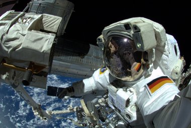 Astronauta Aleksander Gerst na zewnątrz ISS