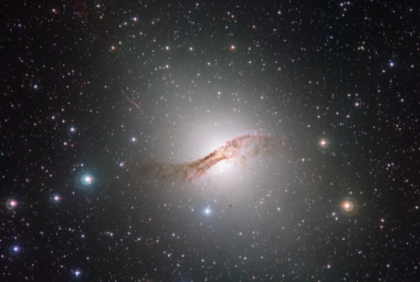Astronom John Herschel odkrył galaktykę Centaurus A, która leży w odległości koło 13 milionów lat świetlnych od nas, obserwując południowe niebo w latach 1834-1838. Opisał ją jako niezwykłą mgławicę przeciętą szerokim i ciemnym pasmem. Na obrazie w świetle optycznym te smugi, które w rzeczywistości stanowi głównie pył, są wyraźnie widoczne. Źródło: ESO