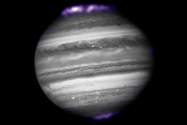 Jowisz z widocznymi zorzami rentgenowskimi na biegunach. Źródło: (X-ray) NASA/CXC/SwRI/R.Gladstone et al.; (Optical) NASA/ESA/Hubble Heritage (AURA/STScI)
